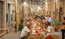 Mogliano, grande successo per la prima “Cena Lunga del Patrono”: 400 persone nel centro storico
