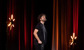 -Alessandro Siani porta “Fake News” a Porto Recanati: risate e satira all'Arena Gigli