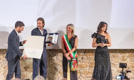 Premio "Marchigiano dell'Anno 2026" a Silvio Calvigioni: alla Mole di Ancona trionfa la moda "made in Marche"