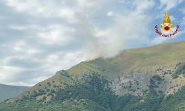 Vasto incendio boschivo a Bolognola: in azione Vigili del Fuoco, elicottero e Canadair