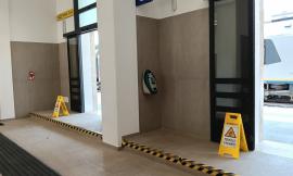 Macerata, la stazione cambia volto ma lo scalino all’uscita fa discutere
