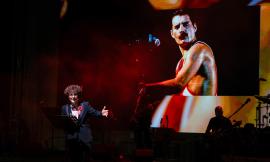 Popsophia, Freddie Mercury protagonista a Civitanova: “The Show Must Go On” conquista Piazza della Libertà