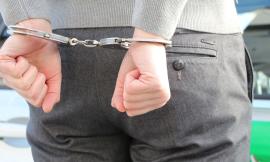 "La sua auto usata per una rapina", truffa l'anziana per 8mila euro: arrestato 18enne