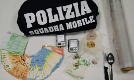 Consegne di eroina in bicicletta e spaccio da casa: ai domiciliari una coppia di Pollenza