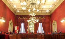 Macerata, la maggioranza diserta l'aula: salta il Consiglio comunale, protestano le opposizioni