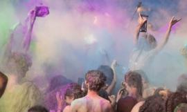 Civitanova, torna il Color Day sul lungomare: musica, dj set e nuvole di colori sulla spiaggia