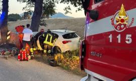 Camerino, auto esce di strada e finisce contro un albero: conducente estratto dall'abitacolo