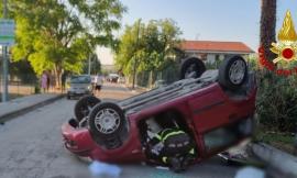 Montecassiano - Scontro tra due auto, una si ribalta: tre coinvolti, una donna ferita