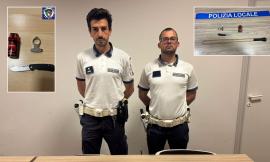 Mazza da baseball, tirapugni e coltello nascosti all'ex scuola di Villa Potenza: scatta il sequestro
