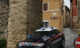 Paura a Tolentino, 34enne armato di coltello minaccia la madre e i carabinieri