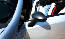Lui lancia oggetti contro i carabinieri, lei li minaccia di morte: arrestato 45enne, denunciata la compagna