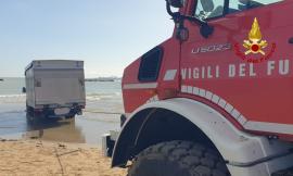 Furgone finisce sulla battigia e resta impantanato: intervengono i vigili del fuoco