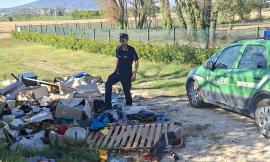 Porto Recanati, svuotano una soffitta e abbandonano i rifiuti in campagna: tre denunciati