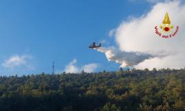 Incendio boschivo a Caldarola, arrivano due Canadair: in volo anche l’elicottero Vvf