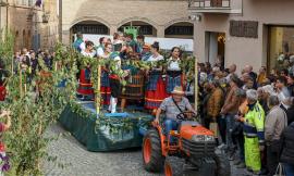 Montecassiano, tornano i Sughitti: tre giorni di sagra tra briscola, vendemmia, sbandieratori e musica