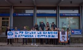 Fratelli d'Italia manifesta contro il "salvabanche" di fronte a Banca Marche