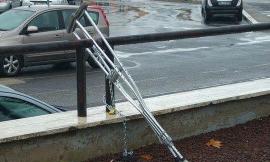 Stampelle come la bici: le incatena per non farsele rubare