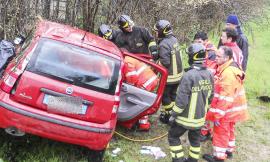 Esce di strada e resta incastrata nell'abitacolo dell'auto