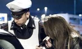 Viaggia contromano ubriaca fradicia: nei guai donna di 37 anni