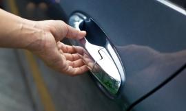 Lascia l'auto aperta e gli rubano il tablet