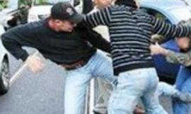 Rovescia un bicchiere e viene malmenato da tre persone: nessuno ha visto niente
