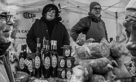 In piazza a Macerata tra i mercatini di Natale: racconti dall’Italia della crisi