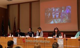 Omaggio alle donne della Questura di Macerata: "Serve un rapporto più equo fra i due sessi" - FOTO E VIDEO