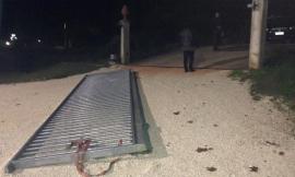 Rubano un furgone e per scappare divelgono un cancello