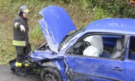 Carambola fra un'auto e un pulmino: in due finiscono all'ospedale