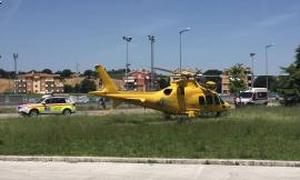 Un bambino cade dal seggiolino, trasportato d'urgenza al Salesi