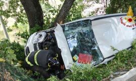 Sbanda e vola con l'auto in un burrone: dipendente dell'Asur finisce in ospedale