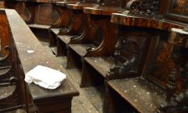 Il distacco d'intonaco nel Duomo antico di San Severino rischia di danneggiare il coro ligneo dell'Indivini