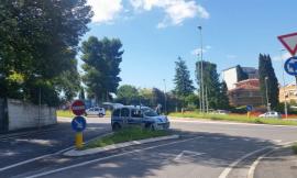 Carrozzina investita da un'auto si rovescia: ferito un bambino