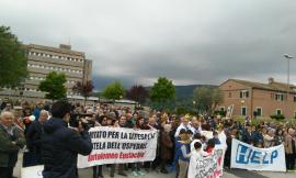 In centinaia in piazza a San Severino per difendere l'ospedale - FOTO