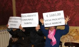 "Subito un regolamento sul gioco d'azzardo": protesta in consiglio comunale