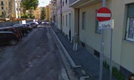 Erbacce, buche e topi: i residenti del quartiere Cavour protestano