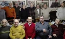 Dai banchi di scuola alla cena di Natale ancora insieme dopo 50 anni