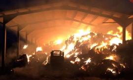 Incendio in un fabbricato agricolo a Matelica: vigili del fuoco al lavoro per oltre dieci ore
