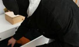 Scopre il ladro in casa e si prende un cassetto in faccia