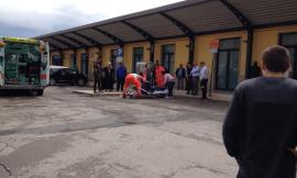 Uomo colto da malore mentre è al telefono davanti alla stazione di Civitanova