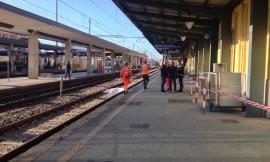 Tragedia alla stazione di Civitanova: muore travolta dal treno