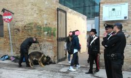 Controlli antidroga davanti alle scuole Plauso dei genitori degli studenti