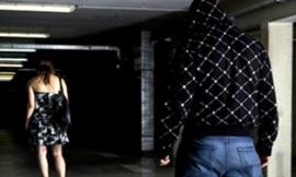 La inseguono in tre e poi le sfondano il portone: paura per una ragazza a Civitanova