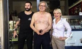 Sgarbi scalzo e a torso nudo in giro per San Severino
