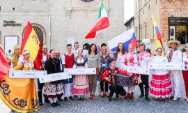 Folklore in piazza della Libertà: musica e balli tra i turisti - FOTO e VIDEO -