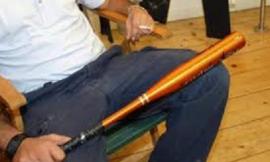 Entra nel bar brandendo una mazza da baseball: denunciato 47enne di Civitanova