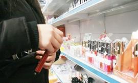 Ruba rossetto e mascara al centro commerciale: denunciata