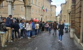 Tutti in fila per visitare le stanze storiche della Prefettura