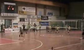 Il terremoto durante la partita di pallavolo: panico e paura - VIDEO -