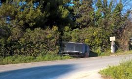 Potenza Picena, finisce fuori strada con l'auto: praticamente illeso
